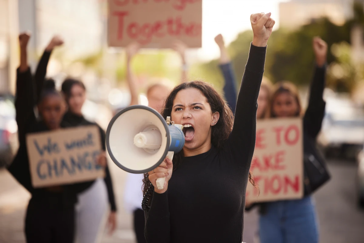 La liberté de réunion face aux nouvelles formes de protestation : un droit fondamental en mutation